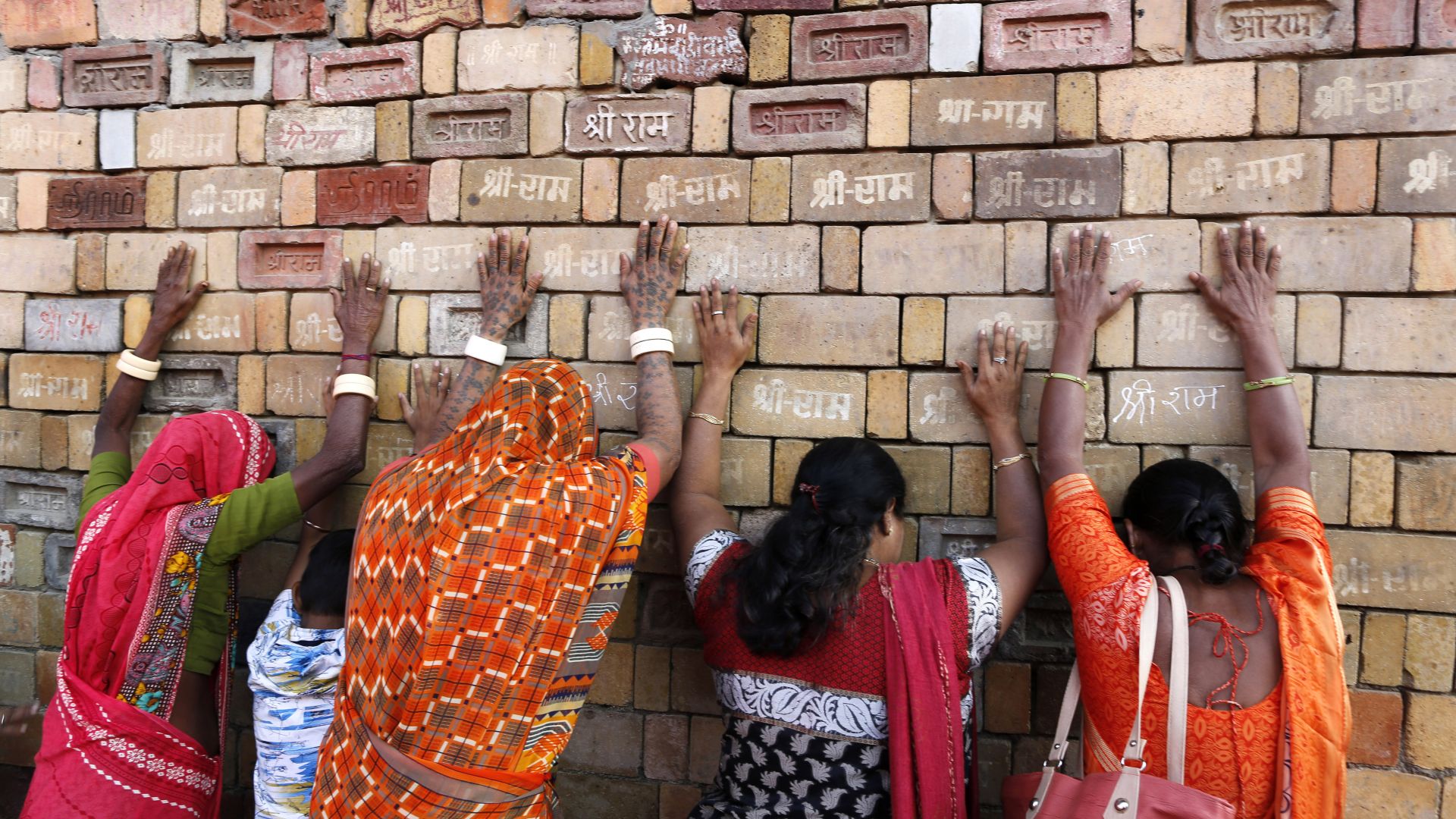 Хиляди полицаи от силите за сигурност в Индия са командировани