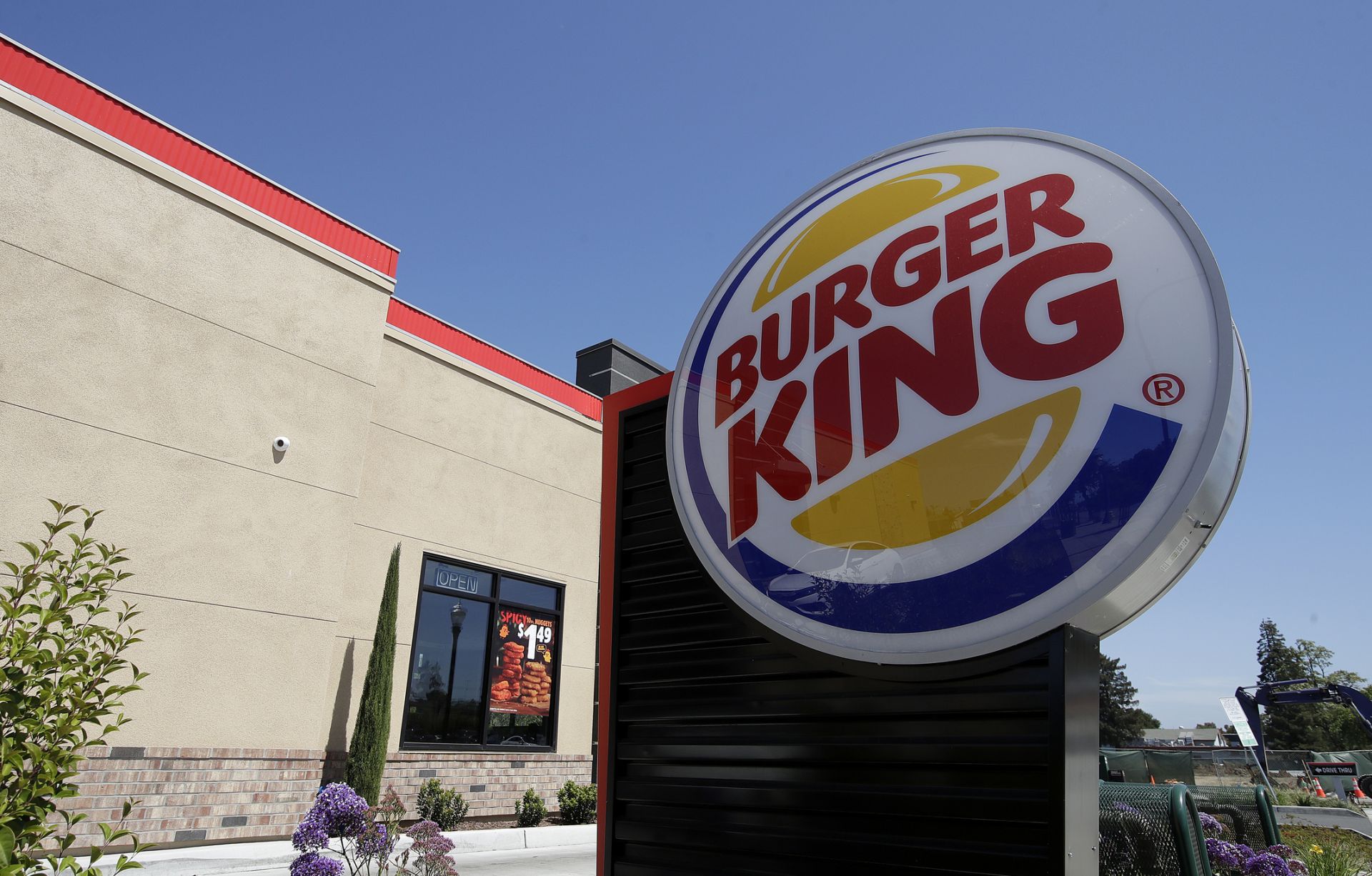 Американската верига за бързо хранене Бъргър кинг (Burger King) временно затвори близо половината си заведения в Китай 