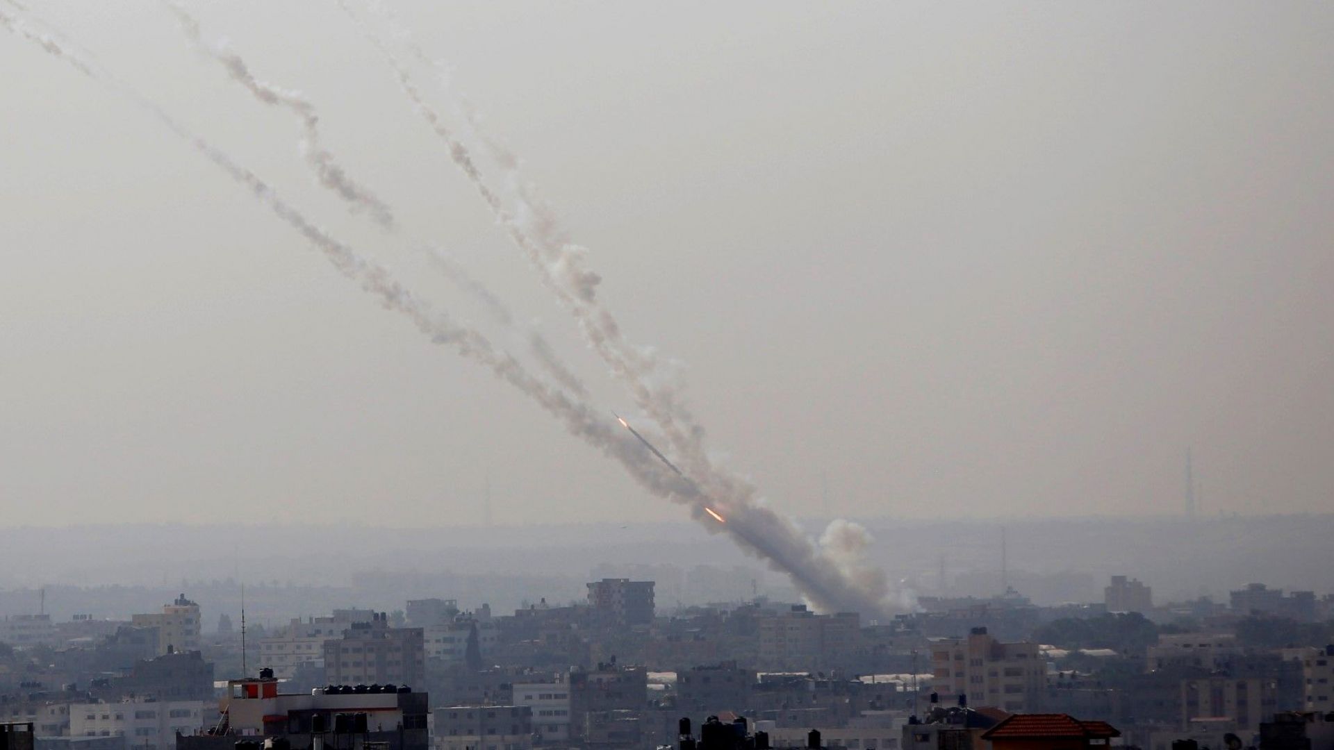 Най-малко 50 ракети бяха изстреляни тази сутрин по Израел от
