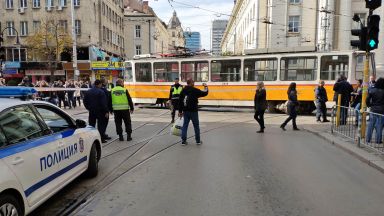 Трамвай дерайлира и блъсна пешеходка при Съдебната палата