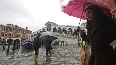  Високата вода заля Венеция. 