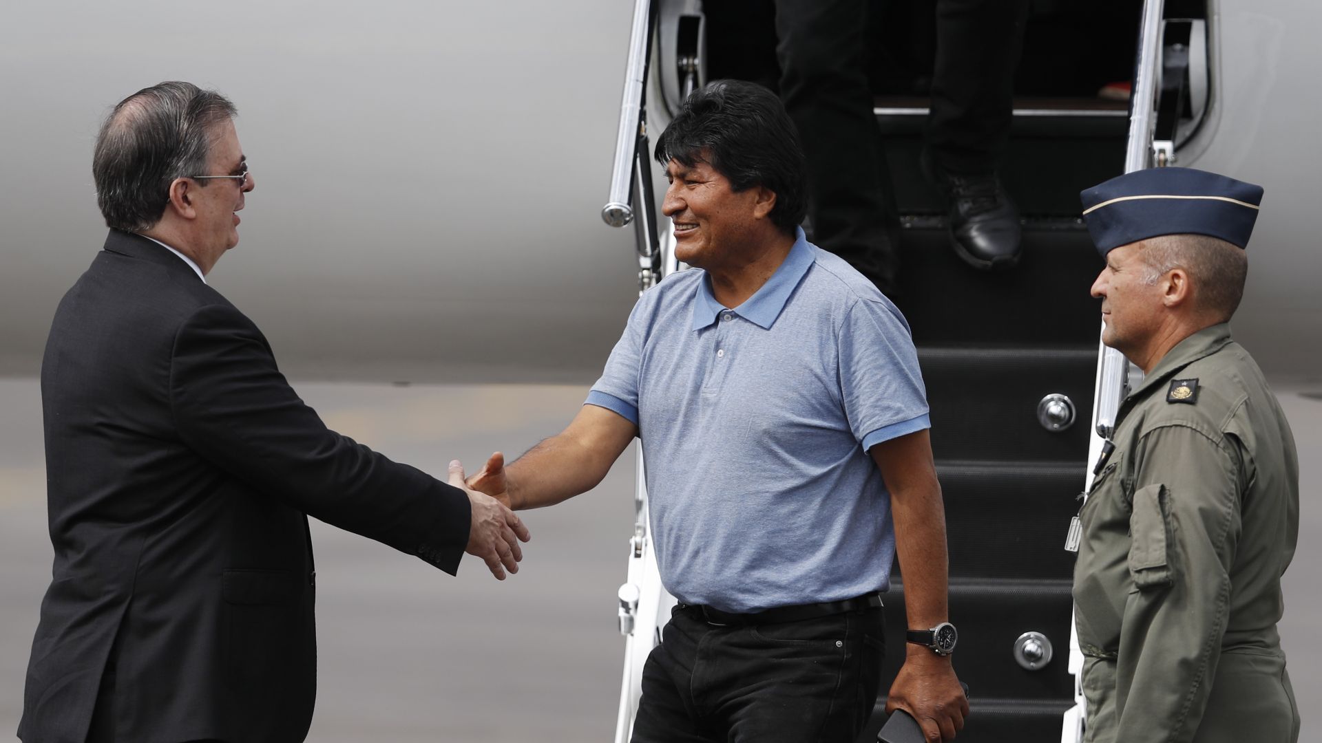 Мексикански военен самолет с бившия боливийски президент Ево Моралес на