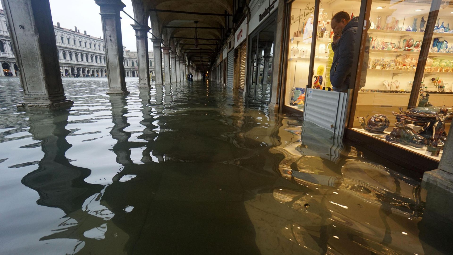 Извънредно положение в Италия - Венеция, Матера и Капри под вода (видео)