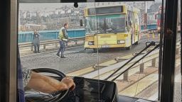 Автобус се заби в аварирала кола на Аспаруховия мост, 4-ма са ранени