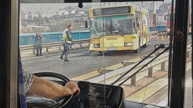 Автобус се заби в аварирала кола на Аспаруховия мост, 4-ма са ранени