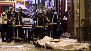 Франция си спомня днес за жертвите на серията терористи атаки