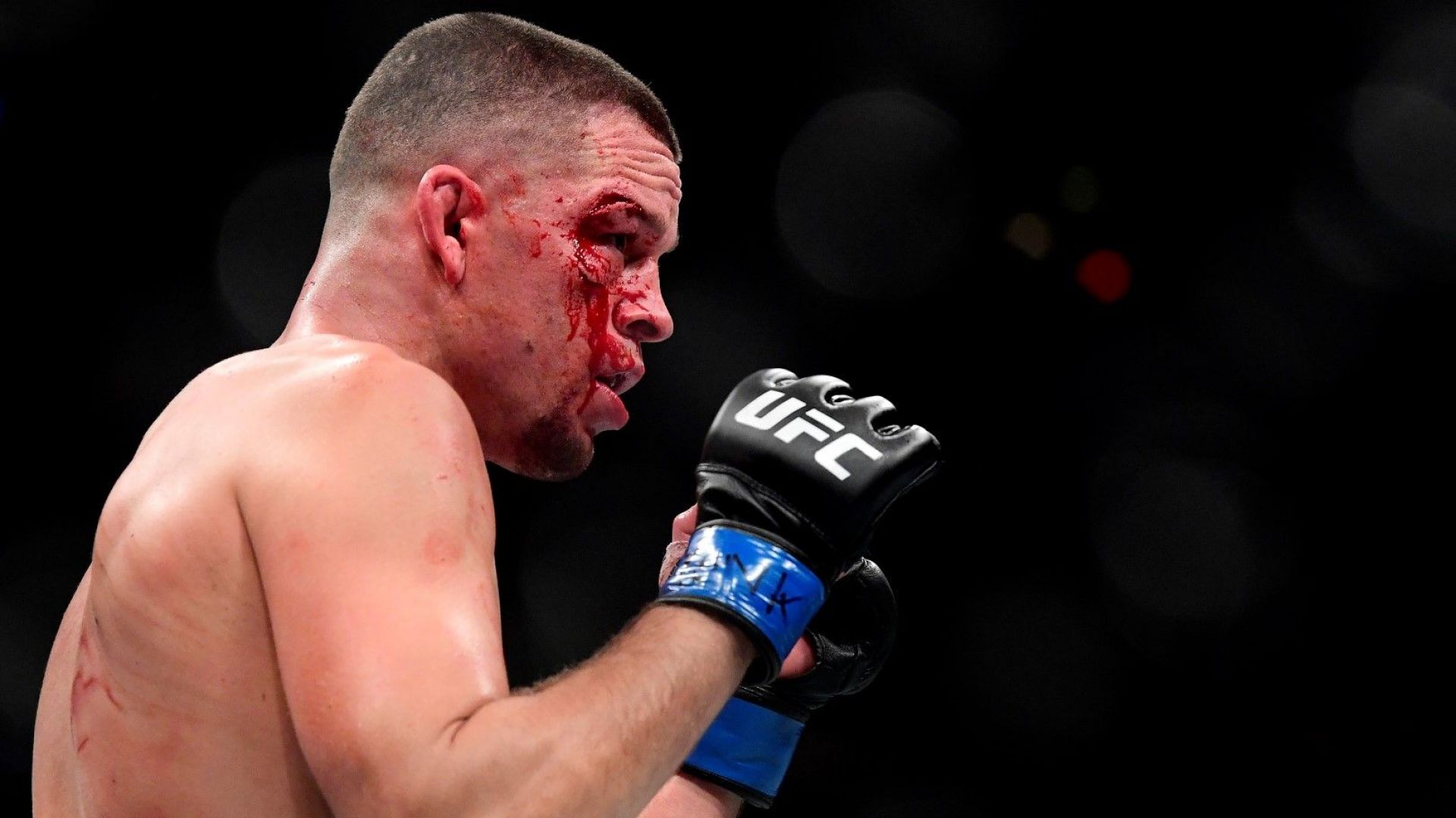 Боец от UFC плати наема на студент, заложен за негова победа