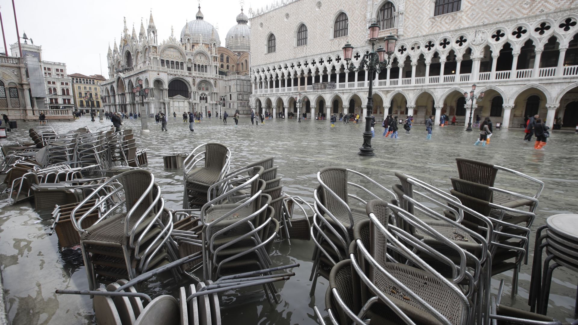 Две са вече жертвите на наводненията във Венеция, съобщава италианската