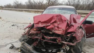 19-годишна се заби в камион при изпреварване, 5 жени са в болница