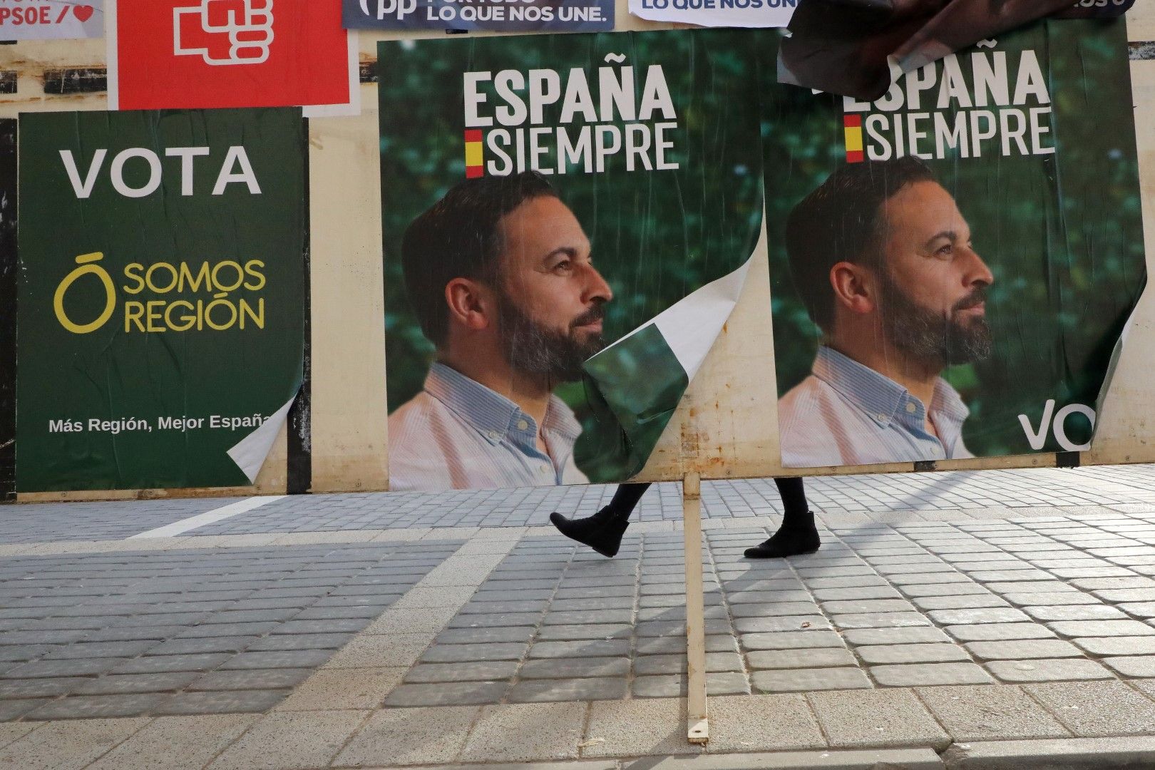 Предизборни плакати на крайно дясната партия Вокс и на председателя на партията Сантяго Абаскал