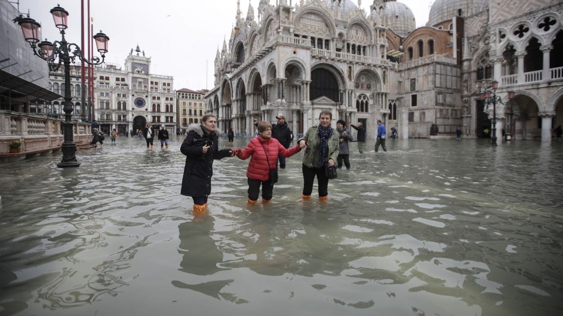 Най-голямото наводнение във Венеция за последния половин век породи призиви