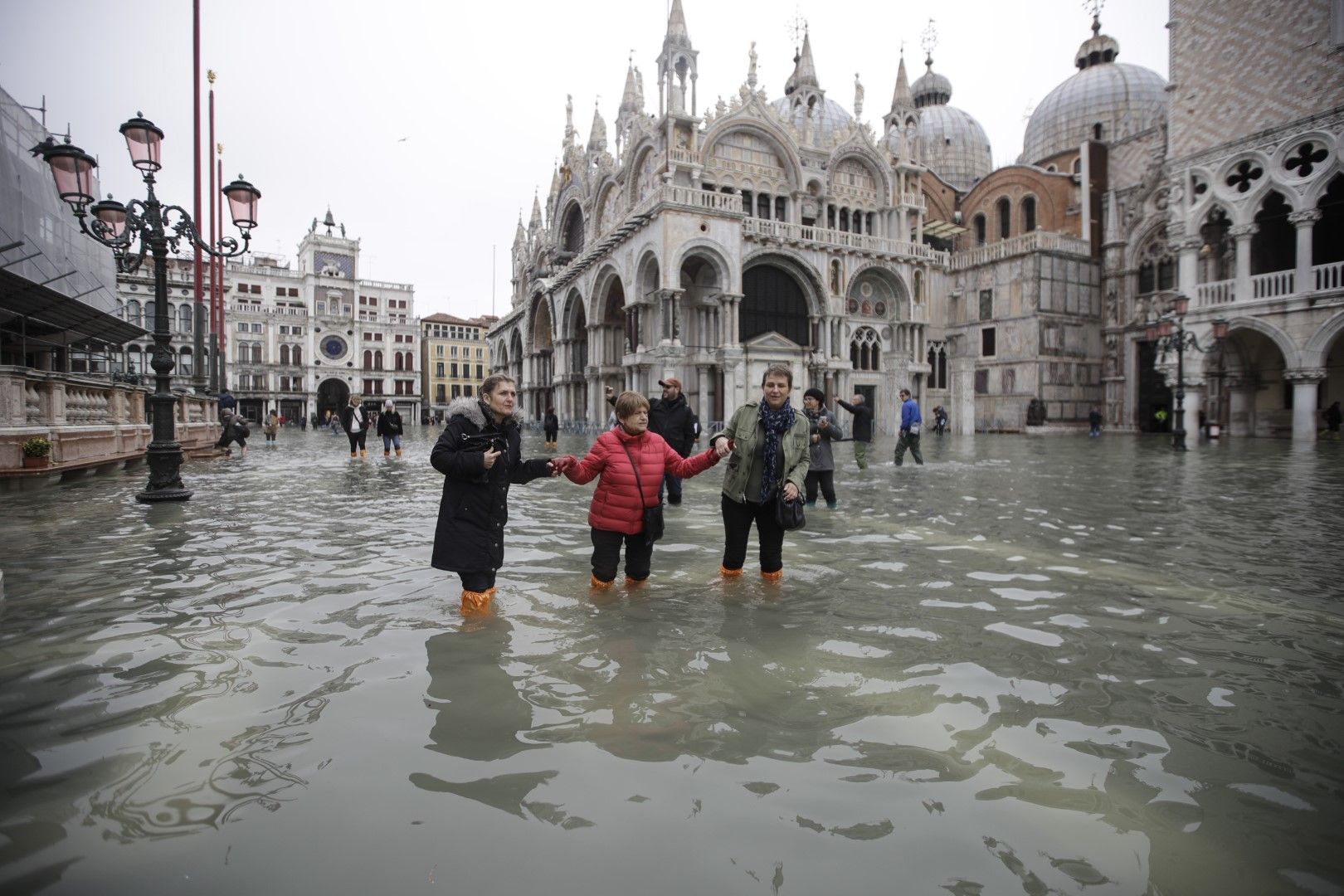 Площад "Сан Марко" е наводнен, криптата под едноименната базилика за втори път в историята е пълна с вода