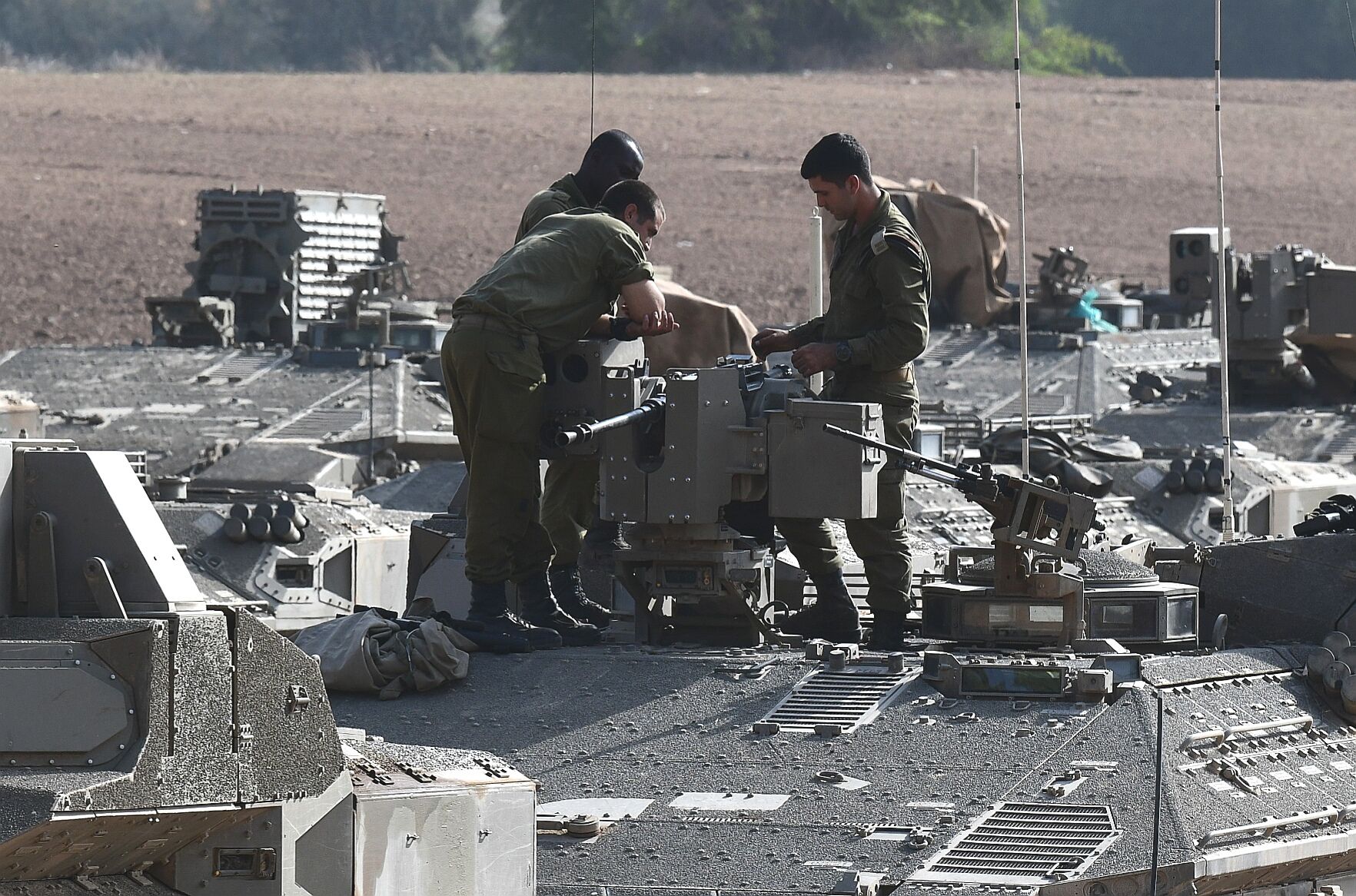 Две от петте ракети са били прехванати от израелската система за противовъздушна отбрана "Железен купол"