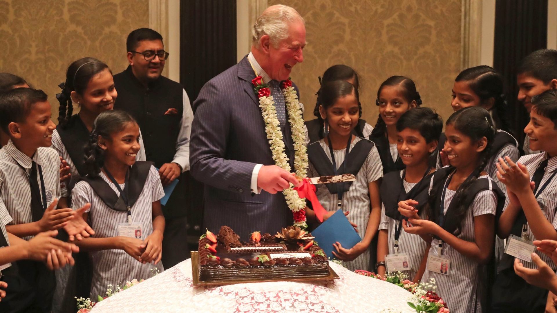Принц Чарлз отпразнува рождения си ден с ученици в Мумбай