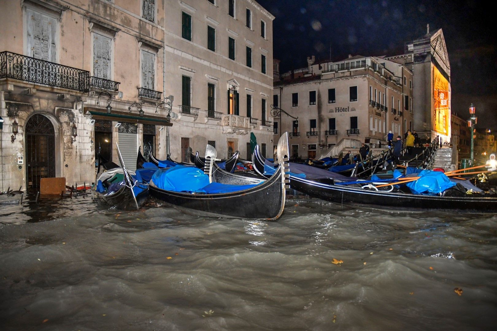 Наводнена Венеция - и гондолите страдат