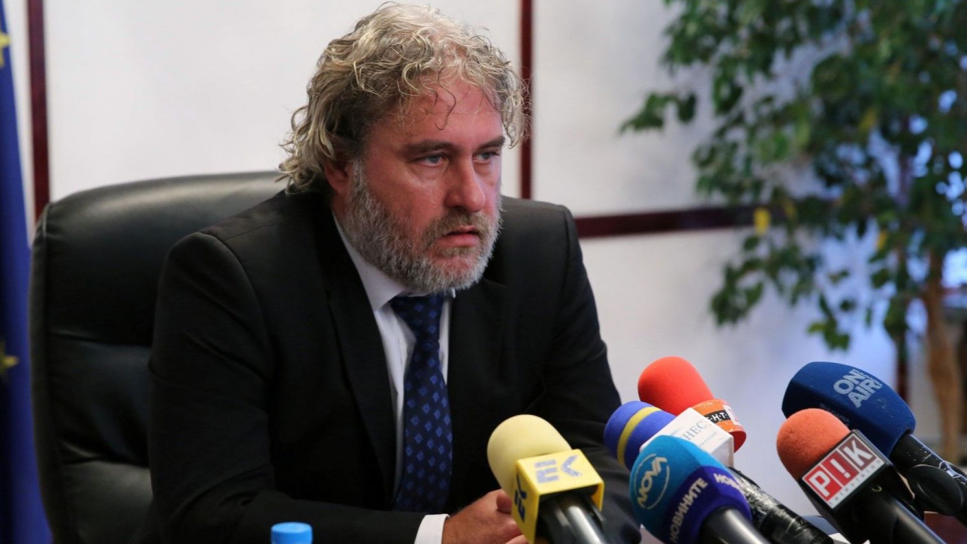 Министърът на културата Боил Банов обяви днес на извънреден брифинг