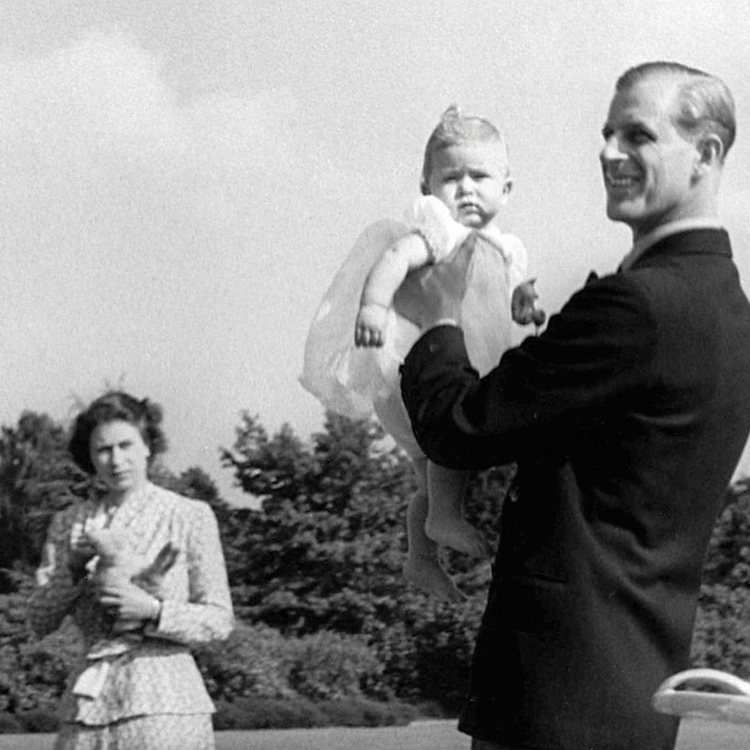 кралица Елизабет и принц Филип с принц Чарлз