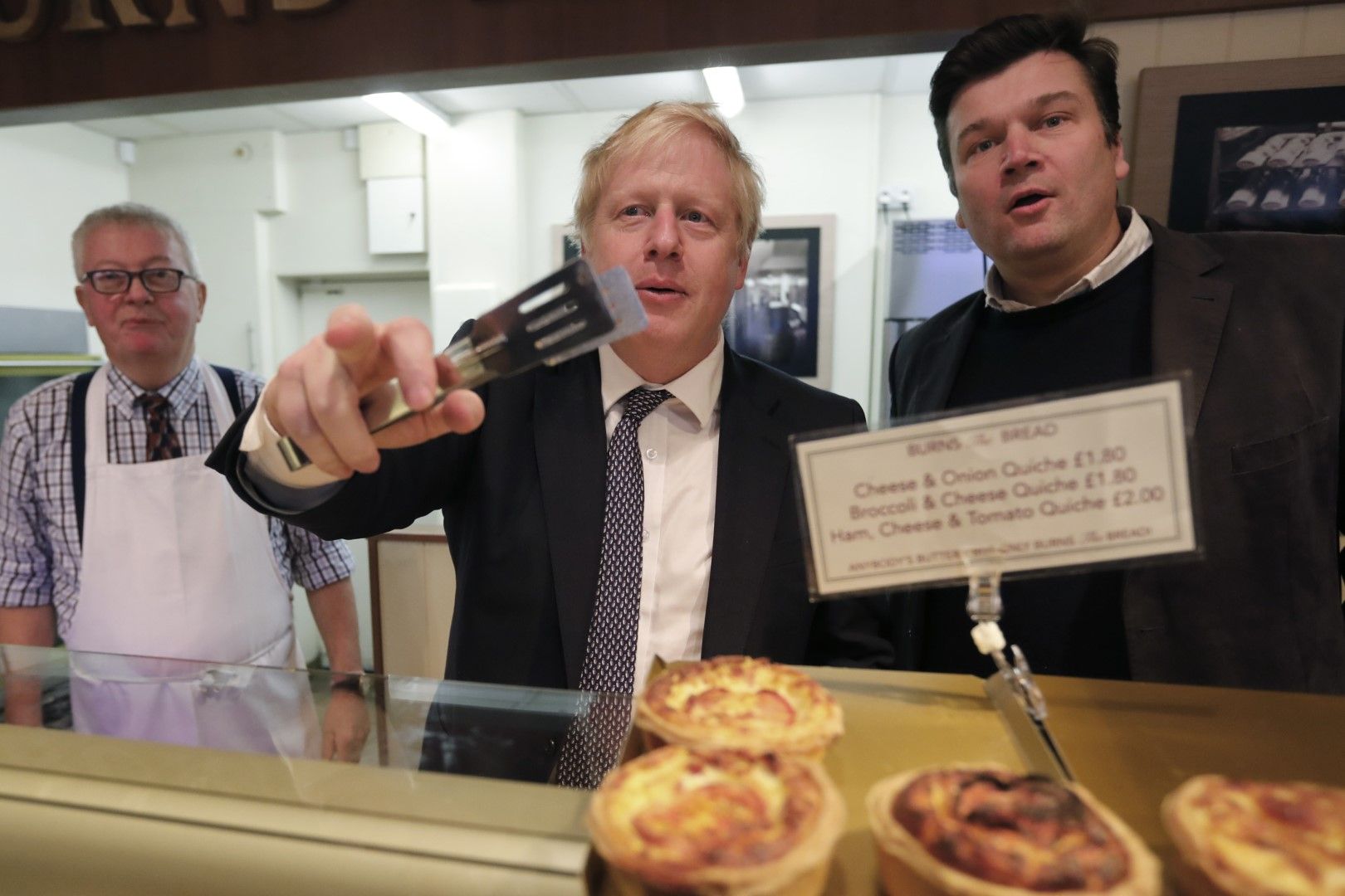 Борис Джонсън посети пекарна в Уелс по време на предизборна обиколка