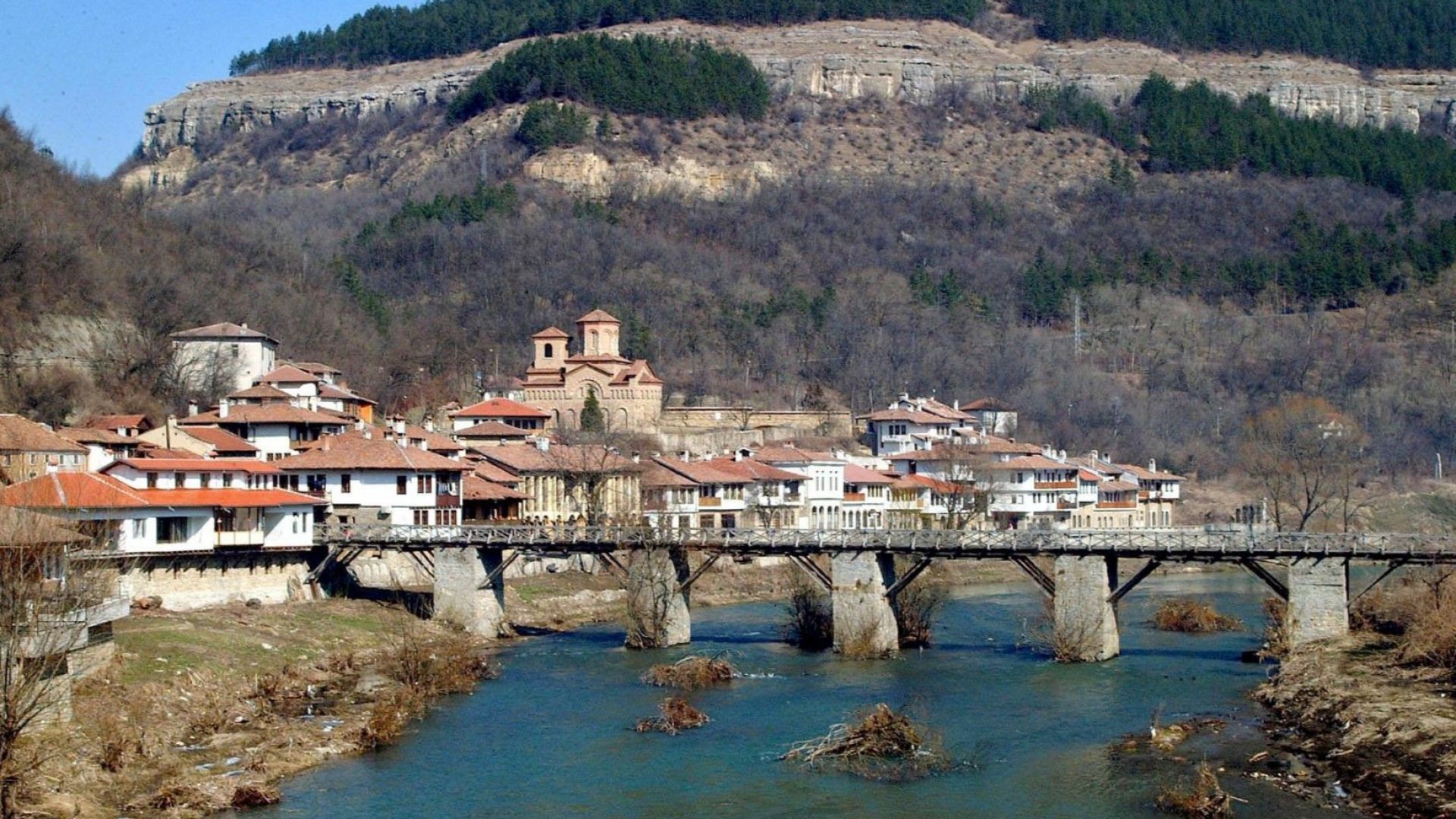 Тяло на млада жена изплува от водите на река Янтра