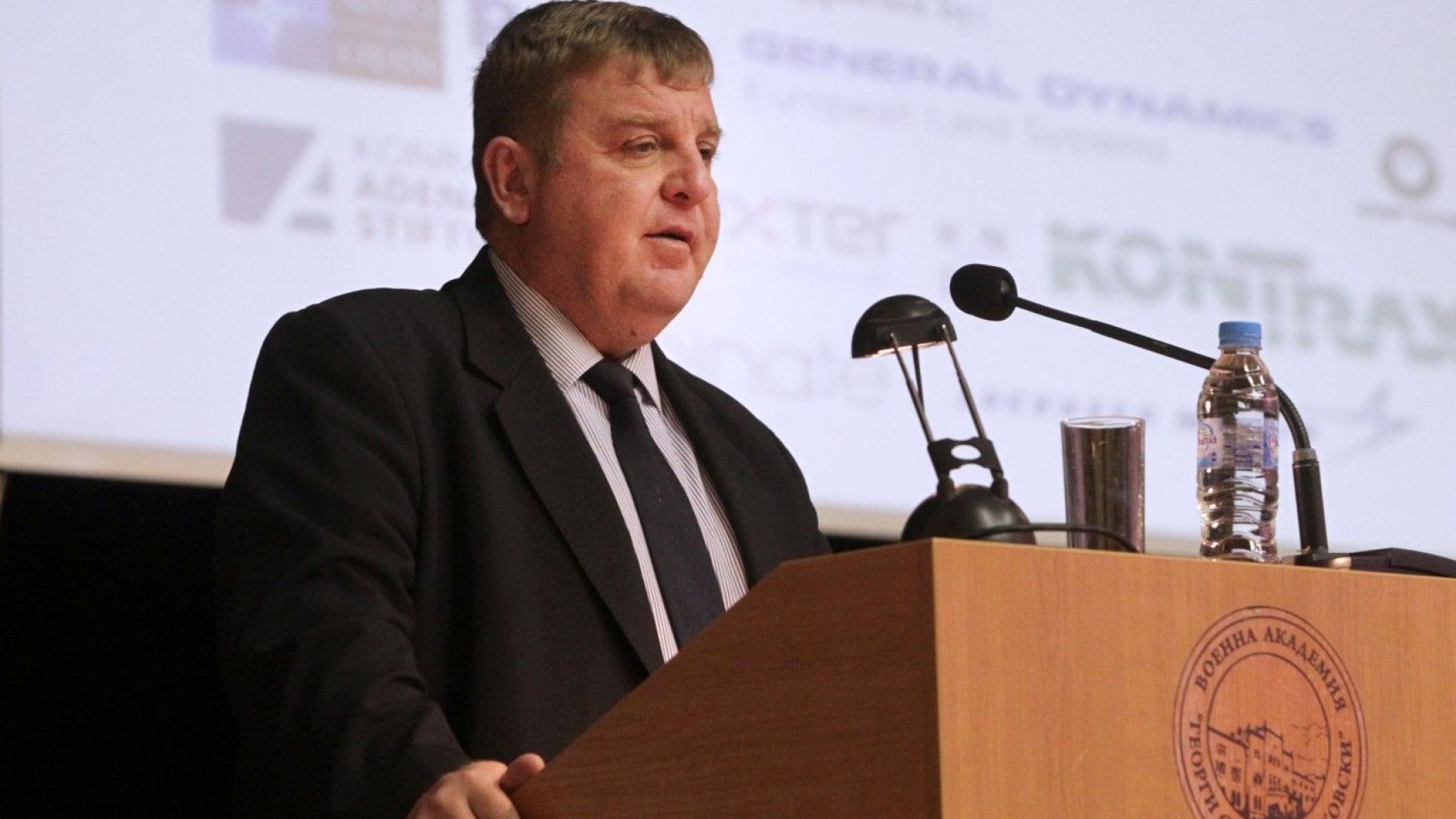 Министърът на отбраната Красимир Каракачанов обясни в ресорната парламентарна комисия