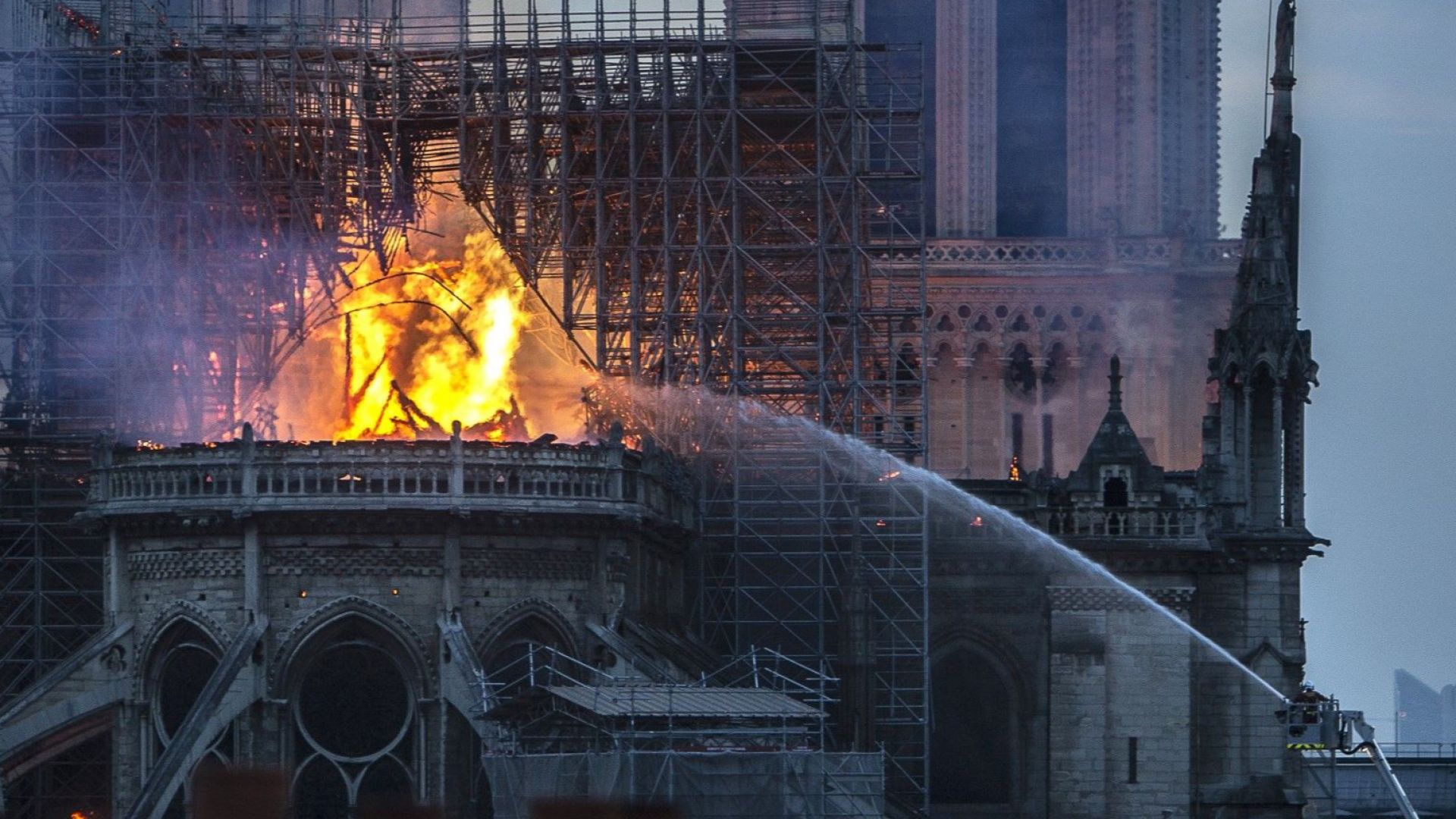 Идеята на френския президент Еманюел Макрон на опустошената от пожара
