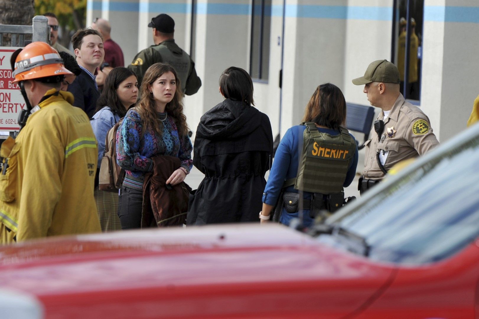 Учениците се евакуират след стрелбата в гимназия Саугус в Санта Кларита,