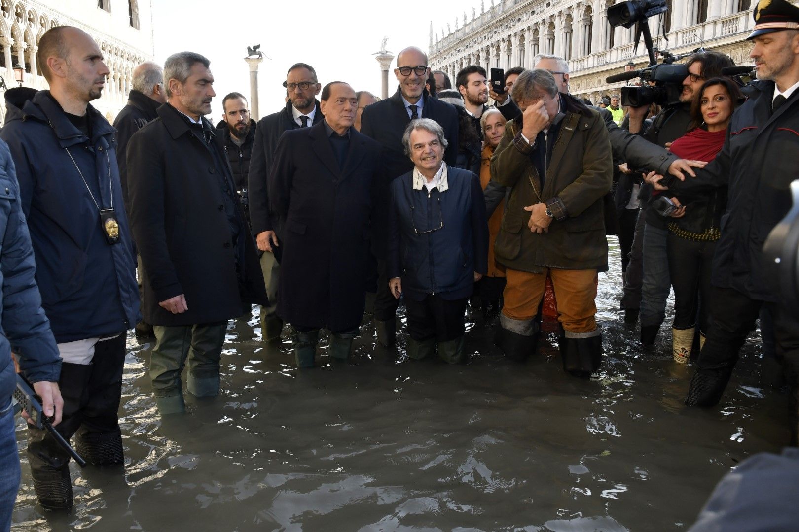 Бившият премиер Силвио Берлускони се разходи из наводнената Венеция, 14 ноември