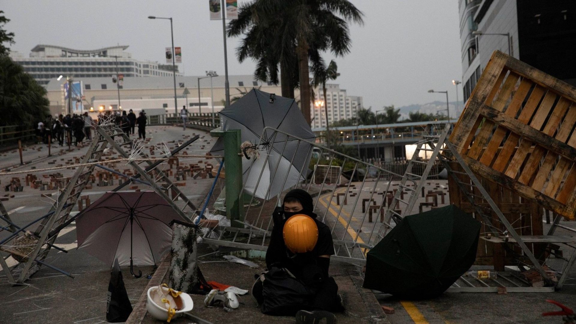 Антиправителствени демонстранти блокираха части от Хонконг за пети пореден ден,