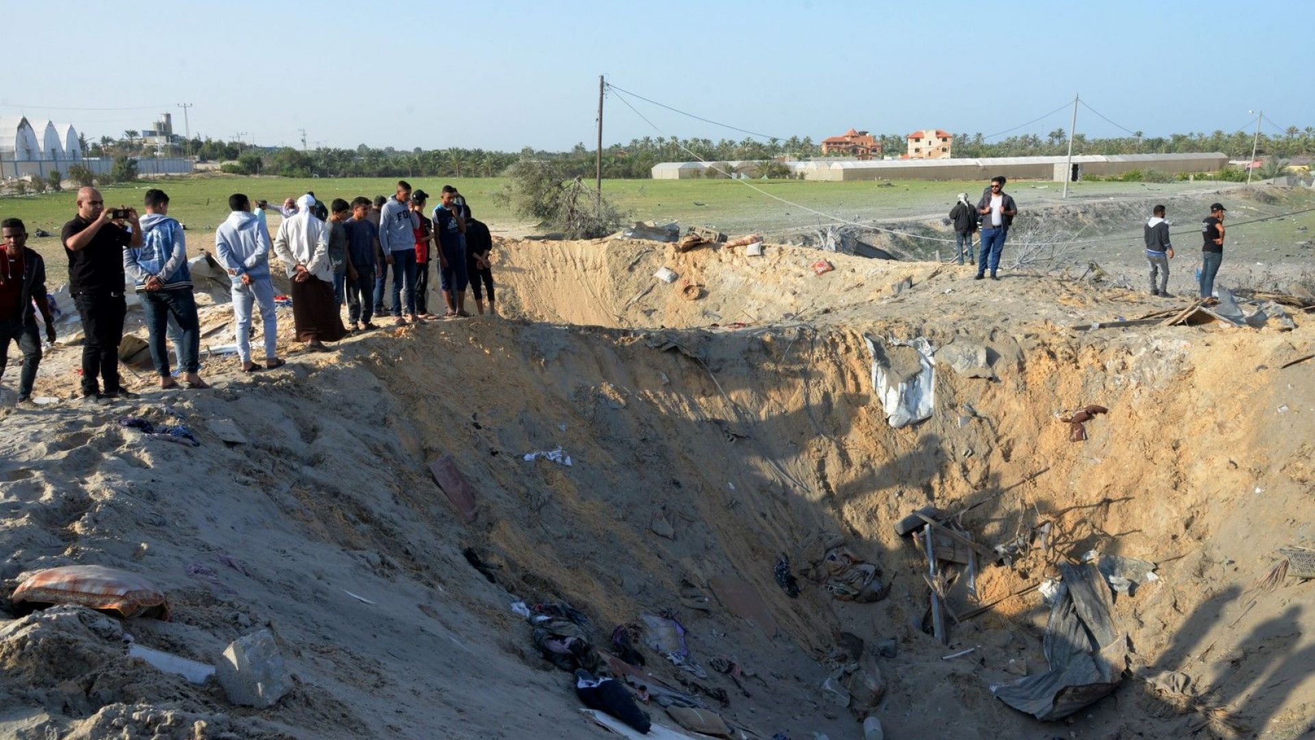 Израел възобнови въздушните удари срещу цели в ивицата Газа, свързани