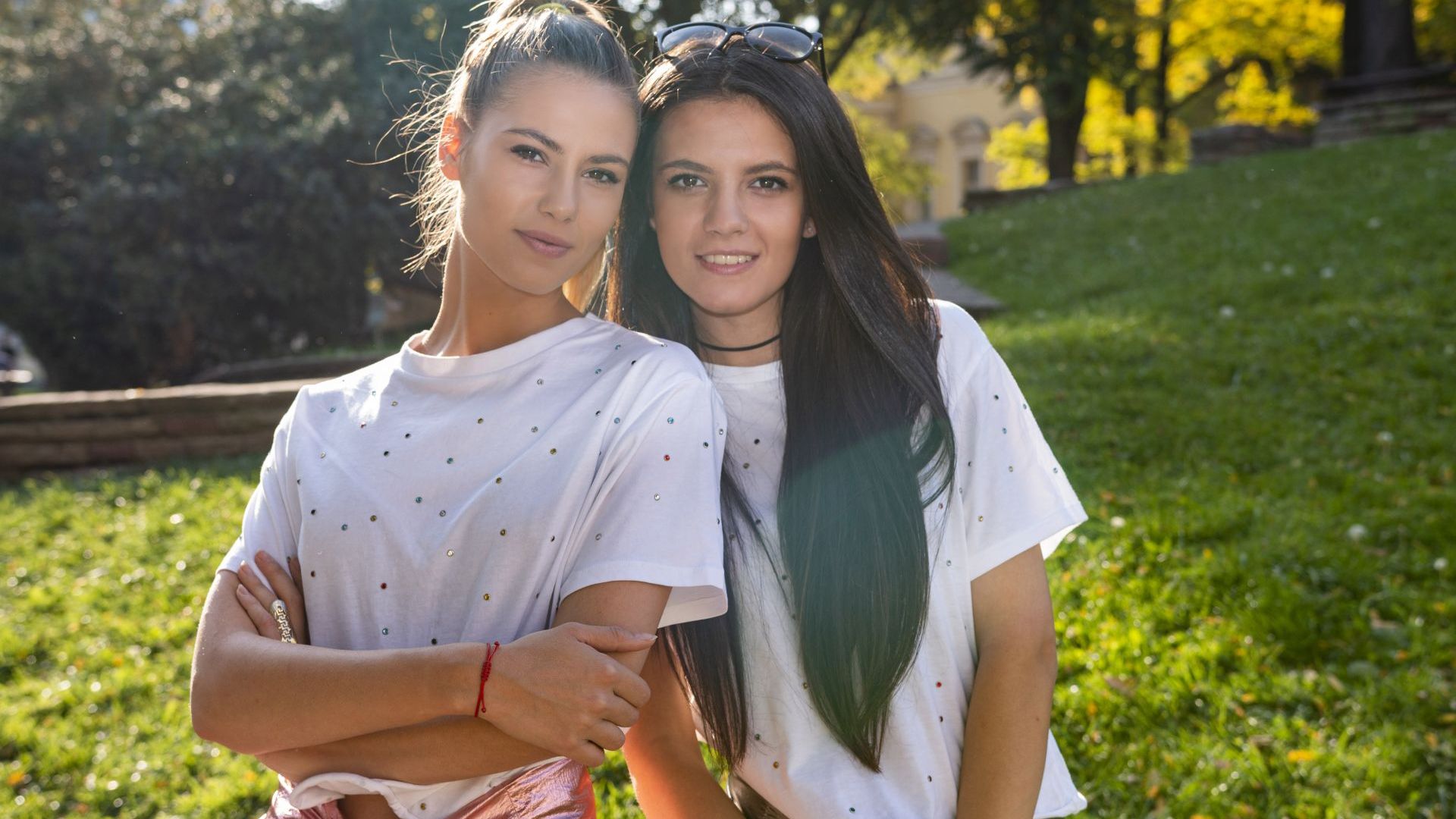 Ива и Велислава Костадинови - красивото лице на българския фолклор 