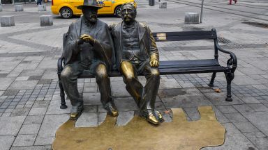  Вандали откраднаха бастуна от бронзовата скулптура на Пенчо Славейков в София 