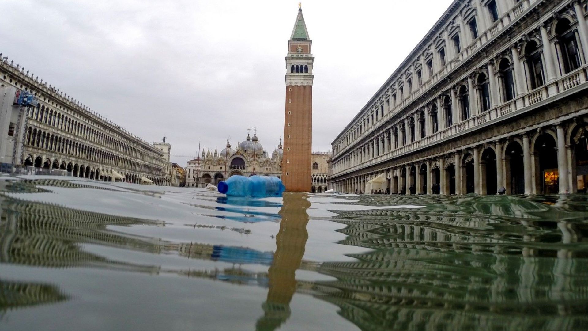 Наводнената Венеция беше засегната от нов прилив от 1 6 метра