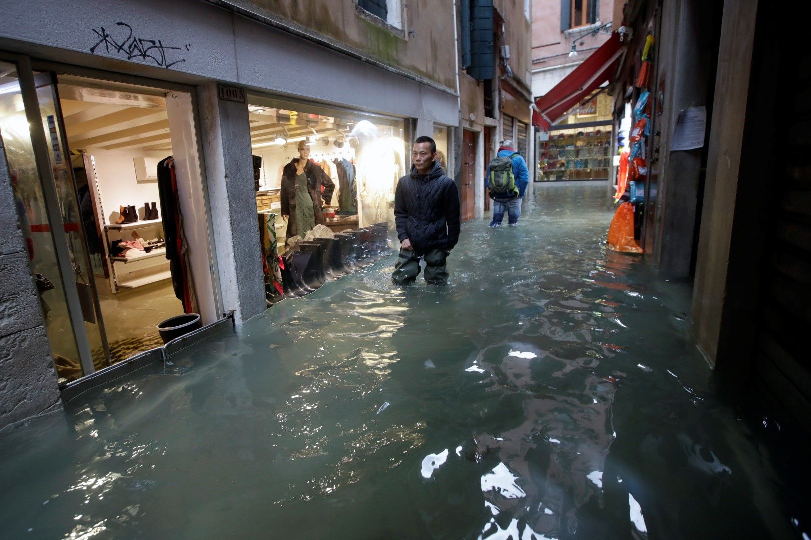 Туристи сред наводнените улици и магазини във Венеция