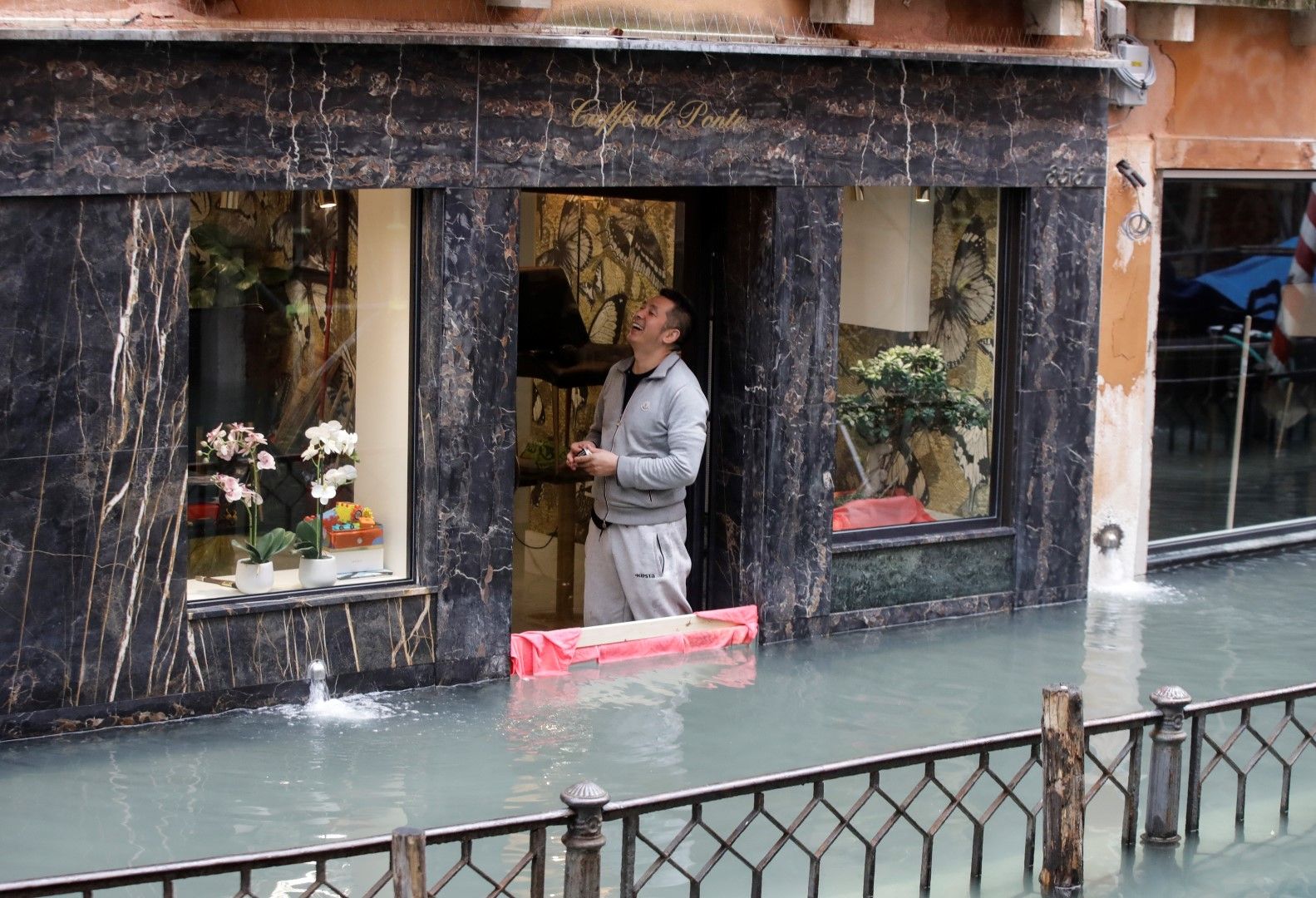 Наводнени улици и магазини в историческия град