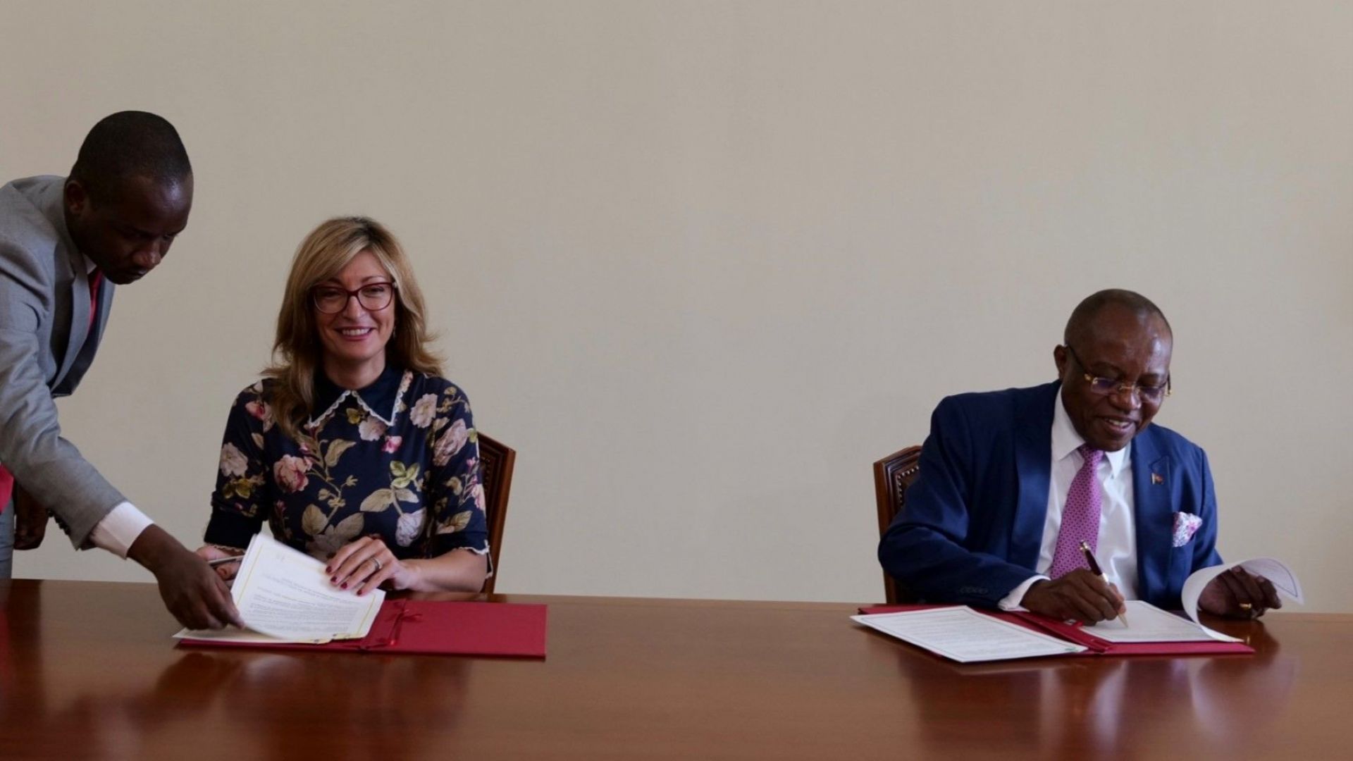 Заместник министър председателят и министър на външните работи Екатерина Захариева разговаря