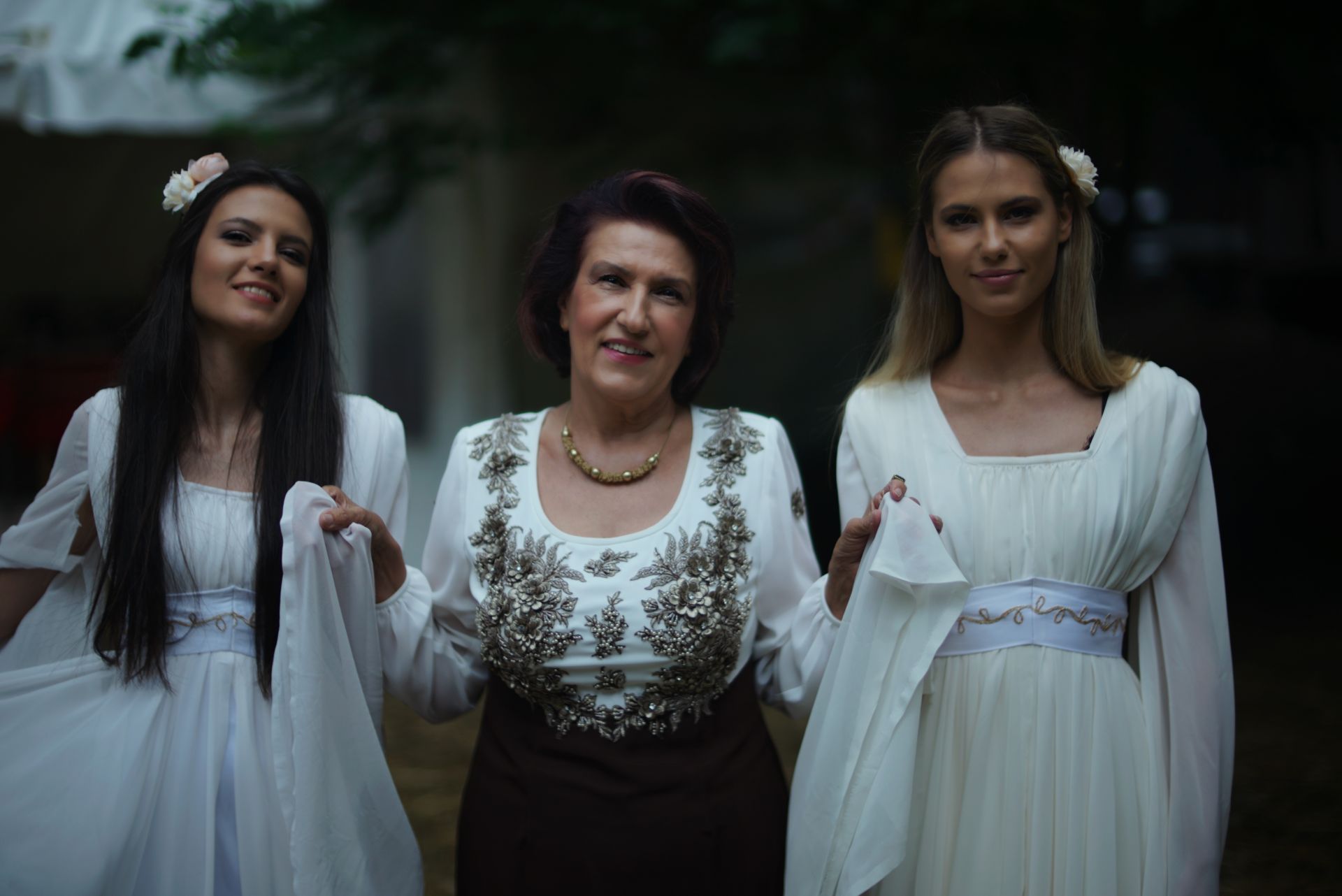 Ива и Велислава Костадинови с баба си - фолклорната певица Гуна Иванова