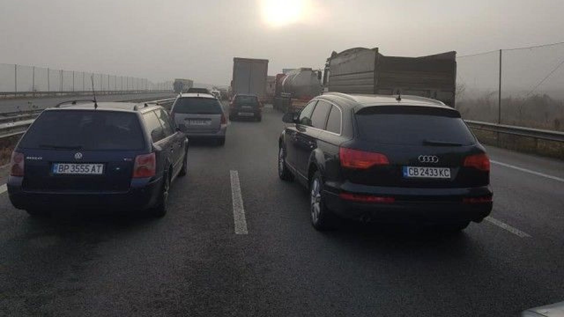 Километрични опашки и задръствания блокираха десетки коли на изхода на