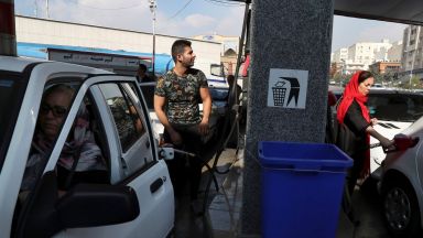  В няколко ирански града избухнаха митинги поради покачване в цените на бензина 