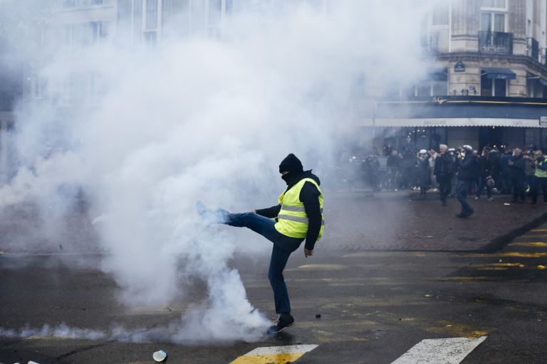 Резултат с изображение за „протести париж 16 ноември“"