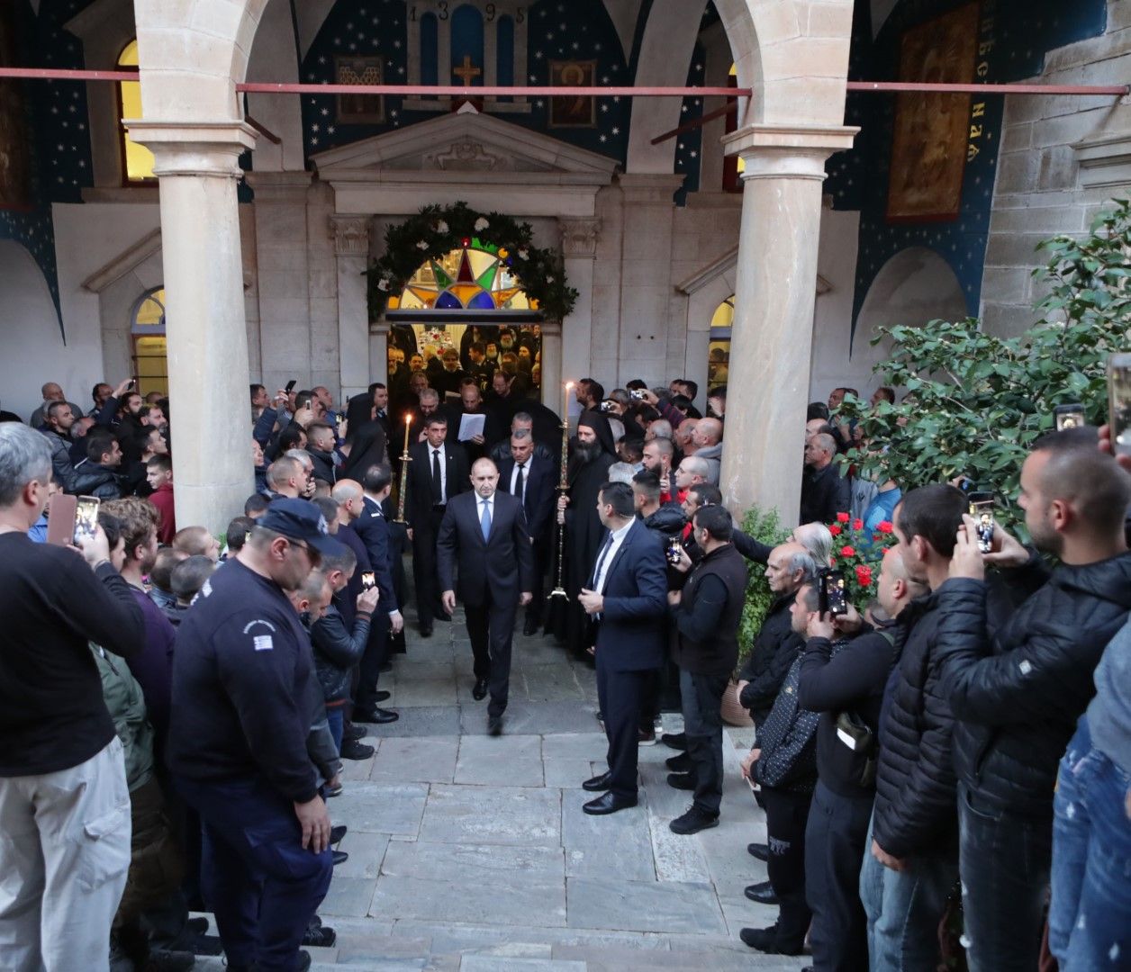 Президентът участва в отбелязването на празника на светата обител в Света гора заедно със стотици поклонници от България и региона