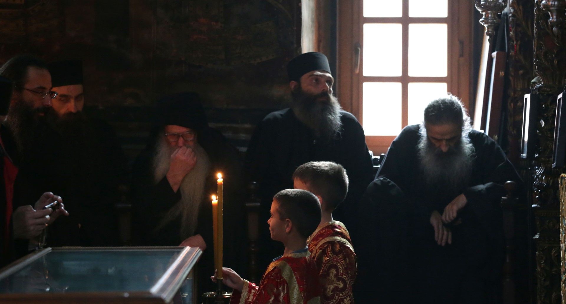 Духовници и участващи в церемонията в Зографския манастир деца