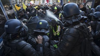 Нови сблъсъци, водни оръдия, арести: една година гневът на жълтите жилетки не напуска Париж