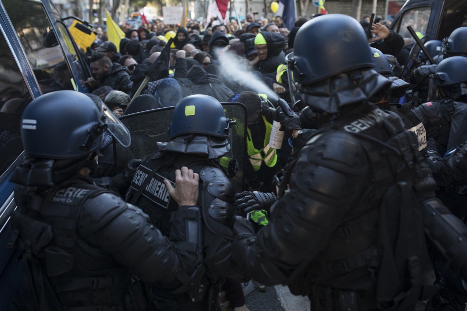 Полицията използва спрей, за да изплаши и отблъсне протестиращите жълти жилетки в Париж на 16 ноември