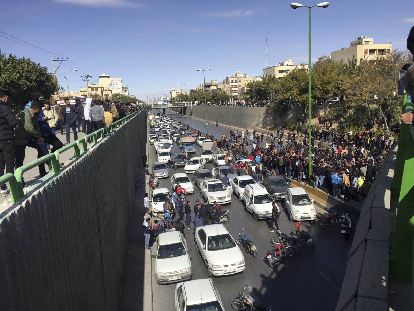 На 15 ноември 2019 г. в стотина града на Иран избухнаха протести след обявяване на рязко покачване на цената на бензина в обстановка на икономическа криза