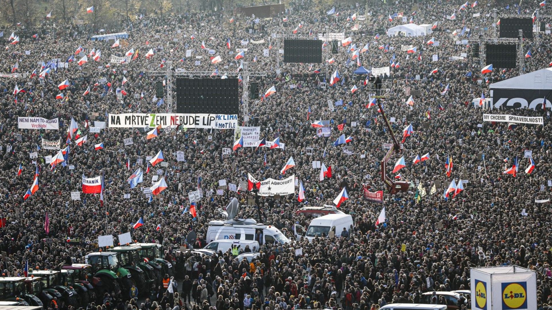 Над 200 000 чехи се събраха днес в Прага за