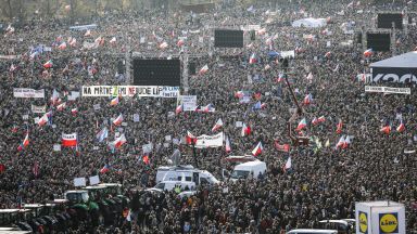 250 000 души поискаха оставката на Бабиш 30 г. след Нежната революция