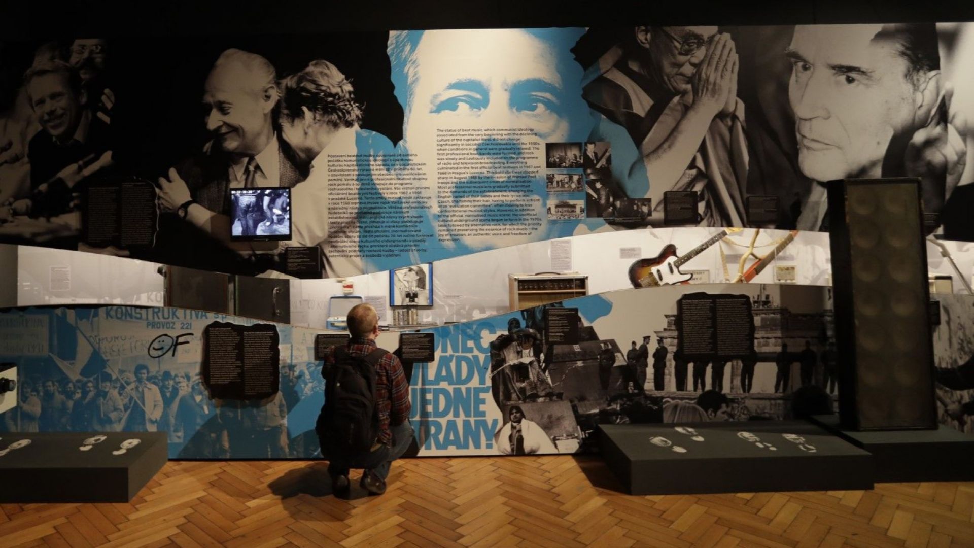 Стотици млади демонстранти са уловени от обектива на фотограф как