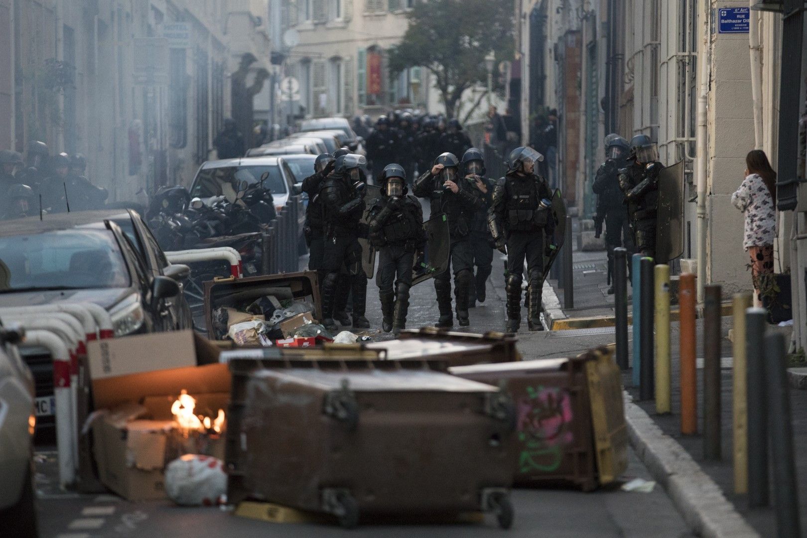 Полицейски части приближават импровизирана барикада по време на протеста на жълтите жилетки в Марсилия на 16 ноември