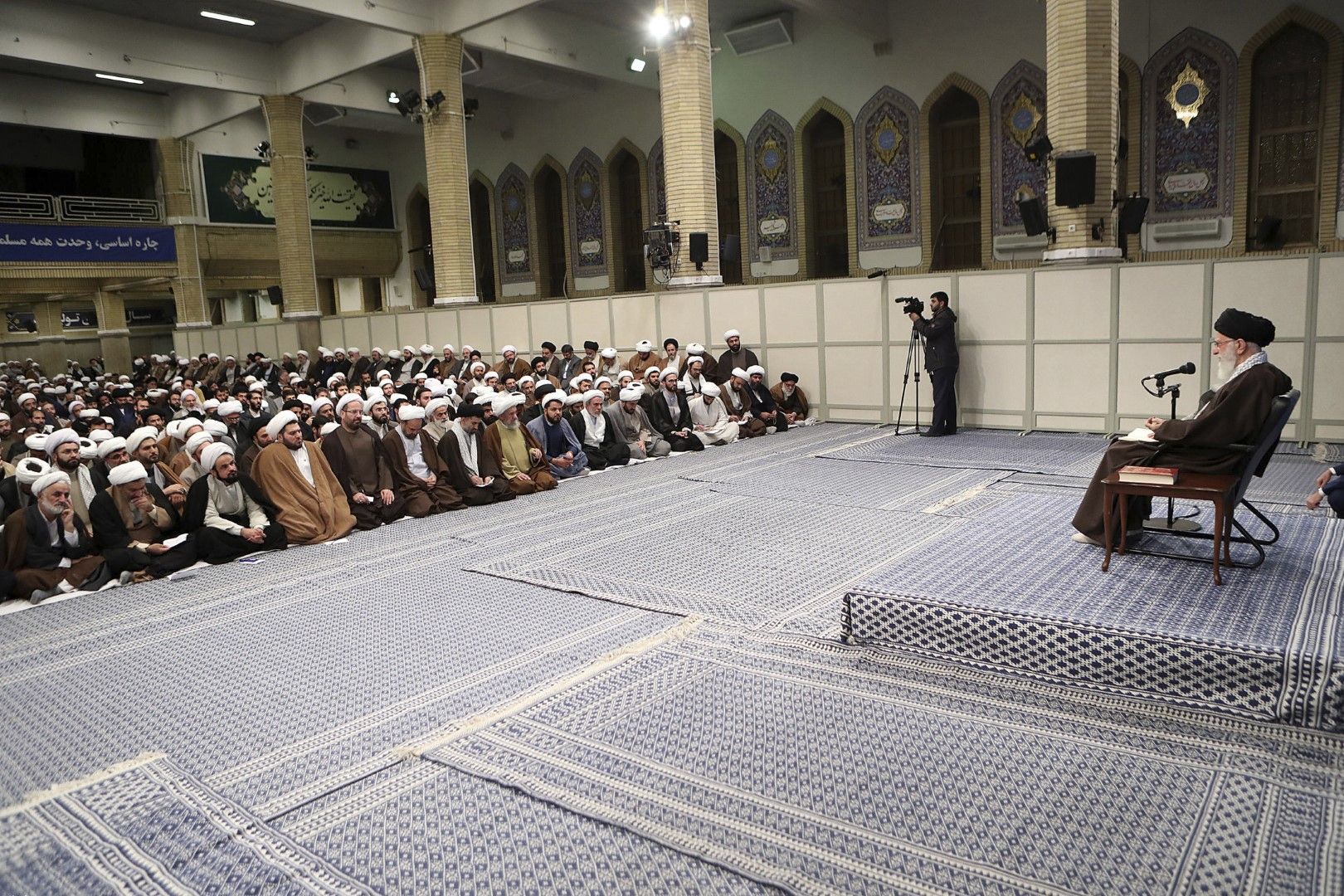 Аятолах Хаменей говори пред духовници ислямисти за цените на бензина и протестите 