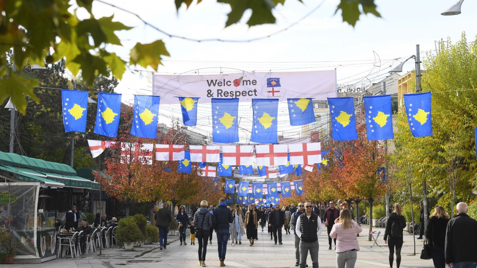 Посрещнаха англичаните в Косово с "добре дошли, братя"
